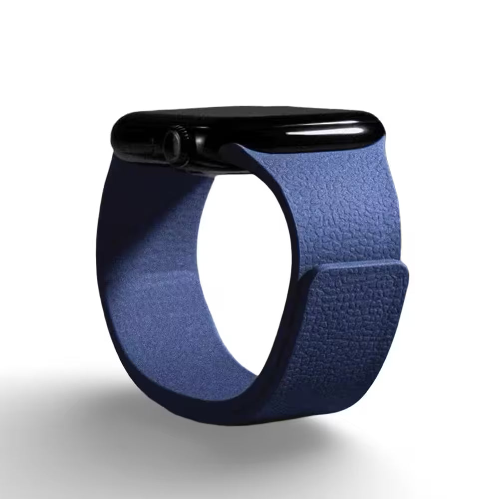 Синя силиконова каишка за Apple Watch с магнитно закопчаване