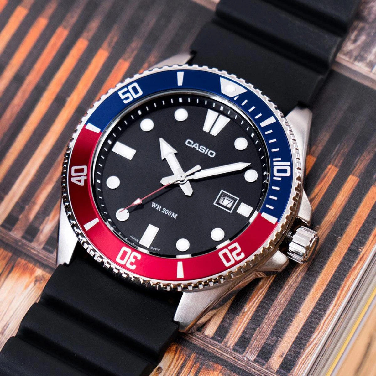Мъжки аналогов часовник Casio Diving - MDV-10-1A2VEF