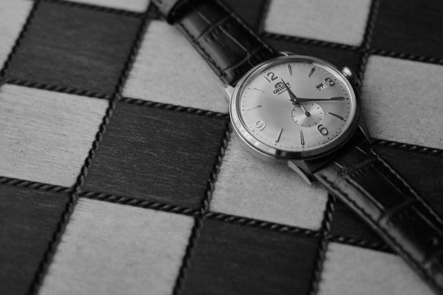 Orient Bambino на кожена каишка, черно-бяла снимка
