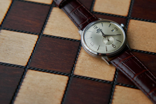 Orient Bambino върху шахматна дъска