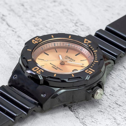 Дамски аналогов часовник Casio - LRW-200H-9E2VDF