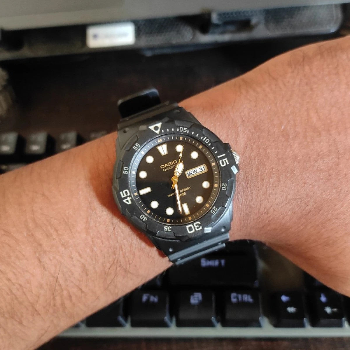 Мъжки аналогов часовник Casio - Casio Collection - MRW-200H-1EVDF
