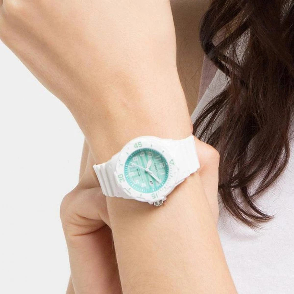 Дамски аналогов часовник Casio - Casio Collection - LRW-200H-3CVDF